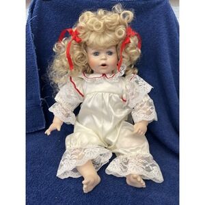 House of‎ lloyd Christmas around the World Doll
